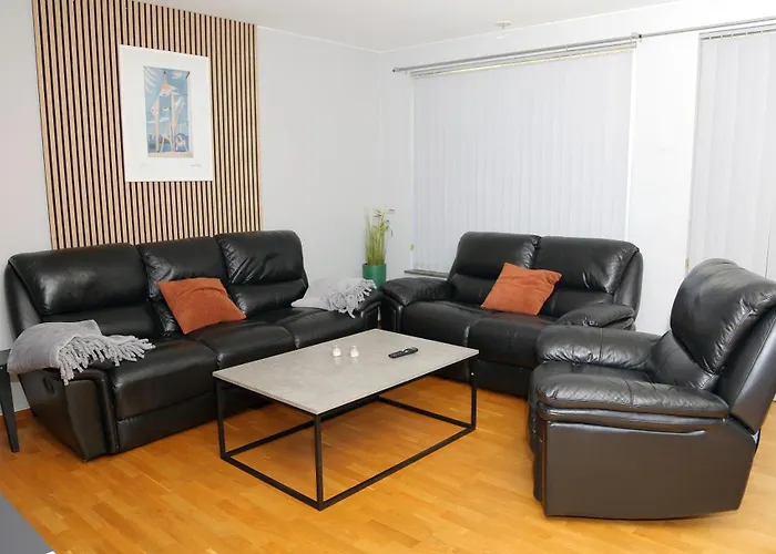 5-Bed-Rooms House With Jacuzzi, Free Parking, And 2 Toilets-Bath In Malmoe
