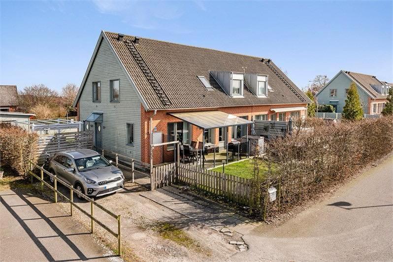 5-bed-rooms House With Jacuzzi, Free Parking, And 2 Toilets-bath In *