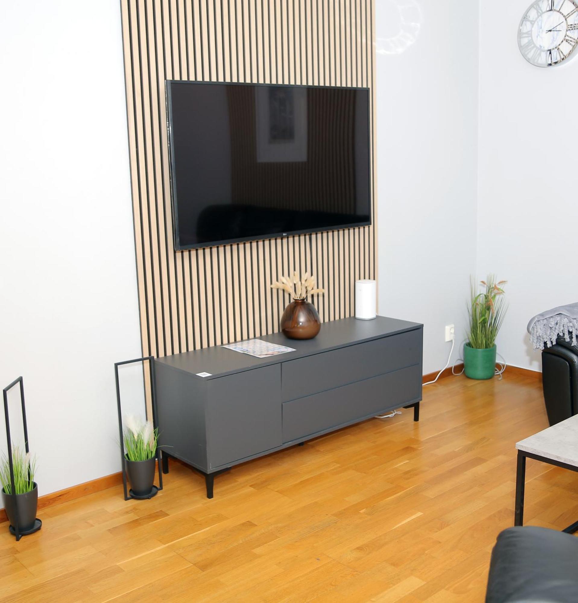 Villa 5-bed-rooms House With Jacuzzi, Free Parking, And 2 Toilets-bath In *